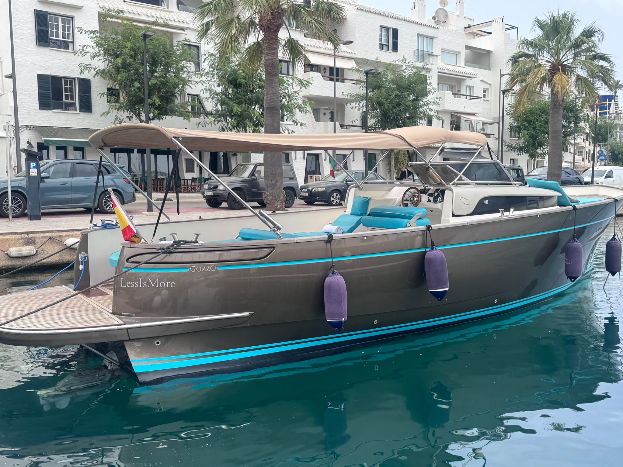 Apreamare Gozzo 'Less is More' amarrado en el Puerto de Mahón, Menorca